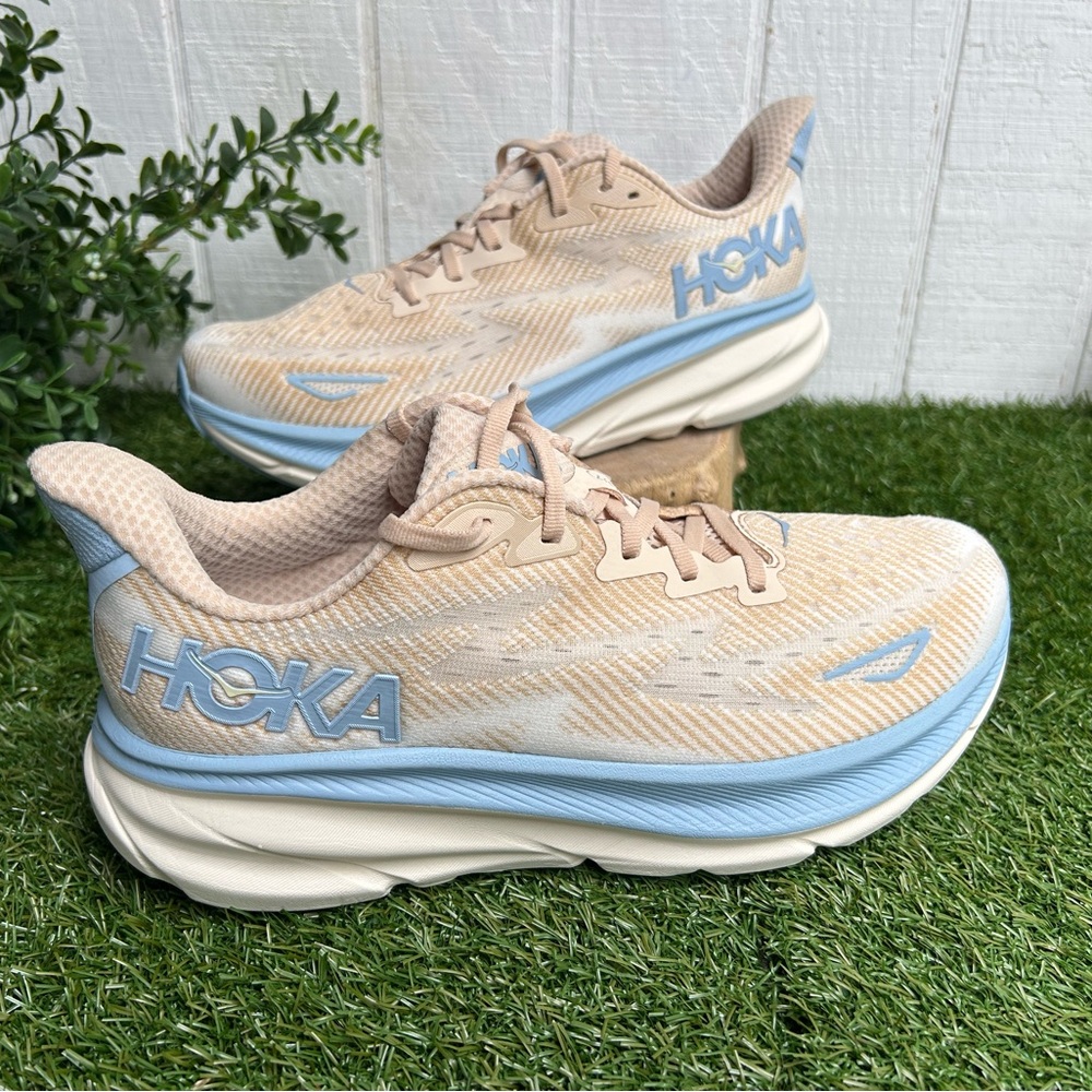 HOKA Clifton 9 women | EVERYDAY RUNNING
size 8 gently used Color: Oak / Alabaste - Picture 10 of 16